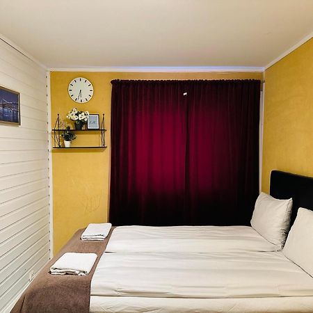 Miracle Tromso, Cozy Double Bed Private Room In A Shared Apartment With Stunning Tromso Views エクステリア 写真